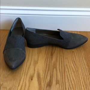 Tahari Flight Gray Flats